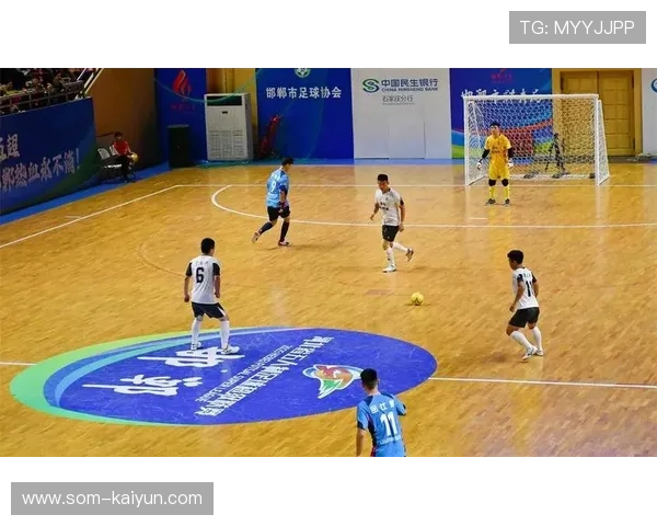 赛场温情一刻:对手摔倒后伸手扶起,彰显体育精神 赛场温情一刻:对手摔倒后伸手扶起,彰显体育精神