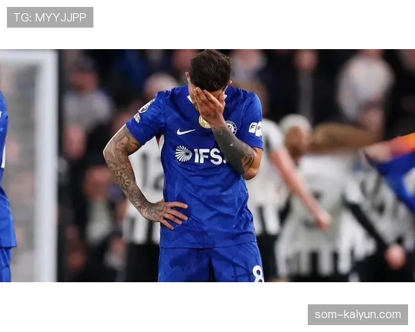 终场哨响，热刺球员低头离场，光明球场客队看台空荡